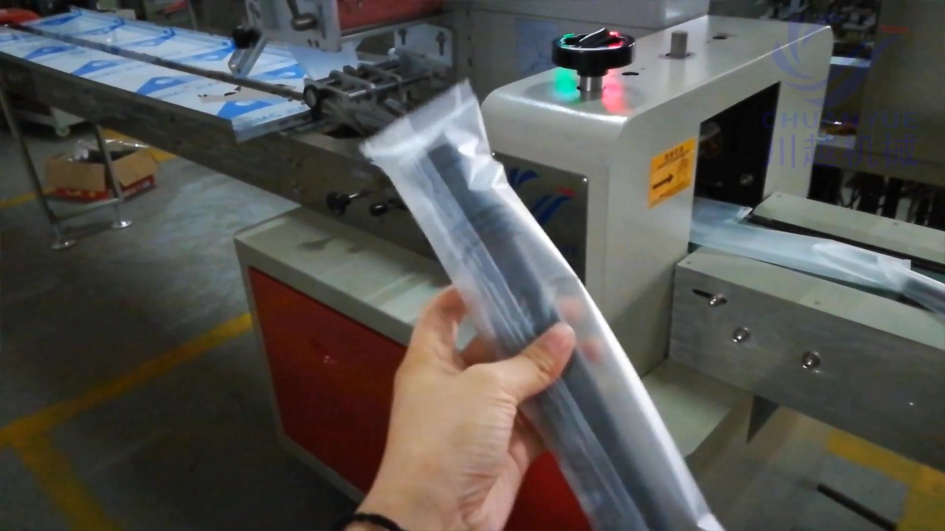 高效自動化解決方案 枕式上走紙吸塵器吸嘴自動包裝機(jī)與配件包裝機(jī)械的制造與應(yīng)用
